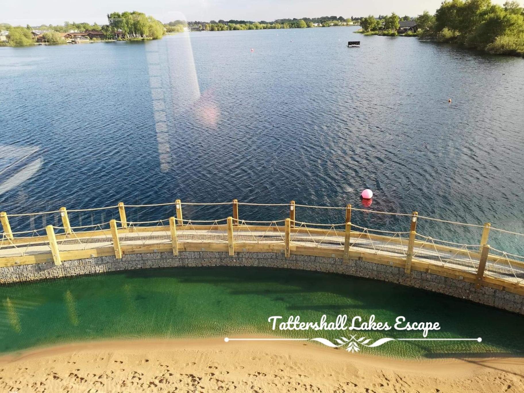 Meridian Tattershall Lakes Escape - Lakeside Lodge Caravan With A Fishing Peg Luxury Hot Tub Exterior photo